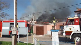 Plameny zachvátily dům v Mnichově Hradišti na Mladoboleslavsku.