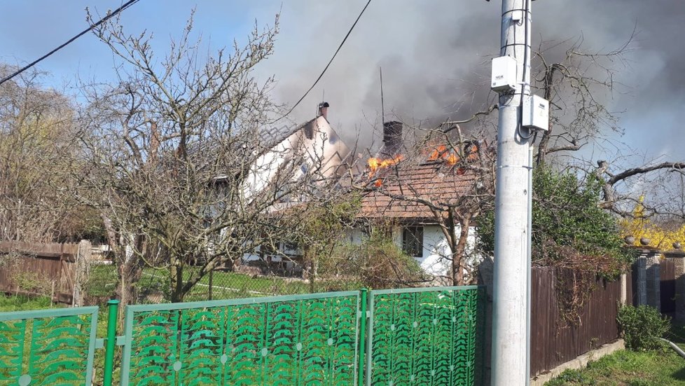 Plameny zachvátily dům v Mnichově Hradišti na Mladoboleslavsku.