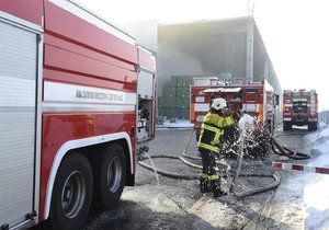 Hasiči likvidovali požár výrobní haly na plasty nedaleko Mostu.