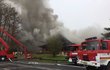 Hasiči zasahují u požáru motorestu nedaleko Hlavence u Prahy