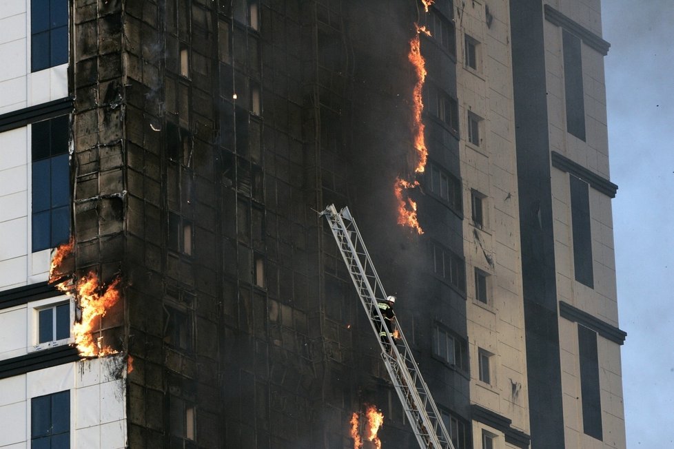 Požár zcela zničil jednu stranu mrakodrapu
