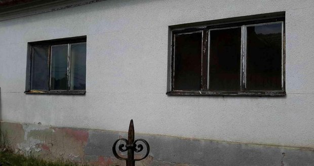 Na to, že něco není v pořádku, upozornila ostatní obyvatele obce jen černá okna na domě...