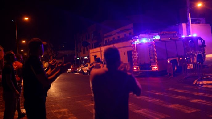 Obyvatelé Tenerife tleskají hasičům vyrážejícím bojovat s požárem