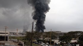 Dým z požáru na letišti vystoupal do výšky několika kilometrů