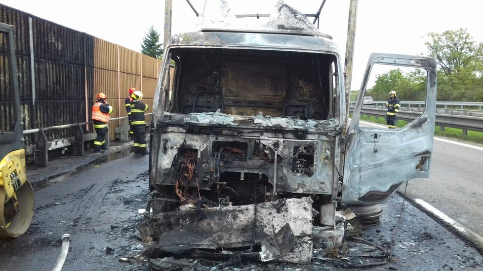 Oheň nákladní vůz včetně nákladu akumulátorů zcela zničil. Škoda je 1,6 milionu korun.