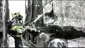 Záchranáři zasahovali v neděli před polednem při nehodě a následném požáru nákladního auta poblíž Masarykova okruhu. Ilustrační foto.