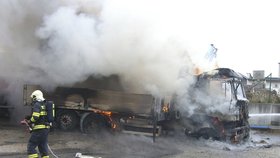 Dva nákladní vozy hořely u čerpací stanice na Kroměřížsku.