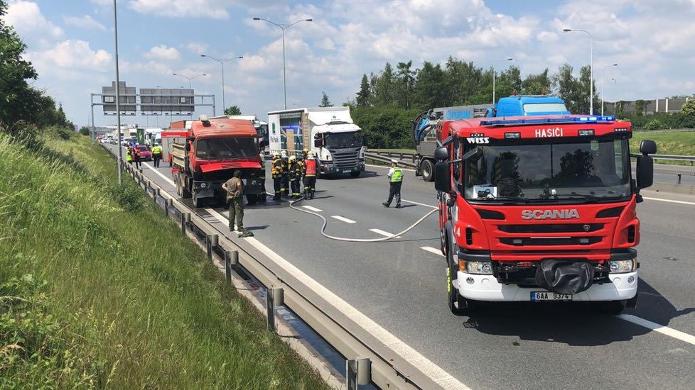 Páteční dopravní situaci zkomplikoval požár nákladního vozidla před sjezdem na Šeberov u D1.