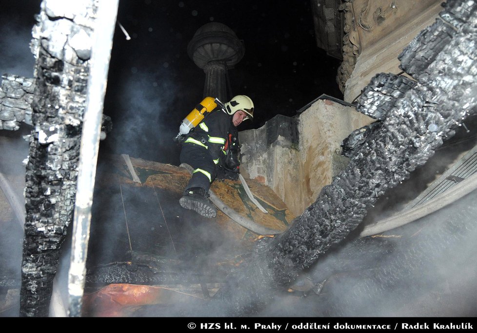 Požár historické budovy Národního muzea na Václavském náměstí v Praze, který v noci na 12. února zachvátil 200 metrů čtverečních střechy, je pod kontrolou. V noci u něj zasahovalo 150 hasičů, nyní je na místě už jen několik jednotek.