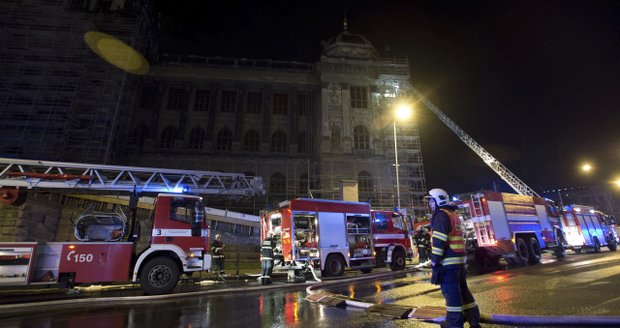 Požár v noci zachvátil Národní muzeum.