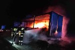 Plameny v pondělí večer zcela zničily návěs kamionu na dálnici D2 u Hustopečí. Na vině byla technická závada.