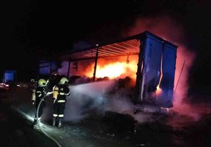 Plameny v pondělí večer zcela zničily návěs kamionu na dálnici D2 u Hustopečí. Na vině byla technická závada.
