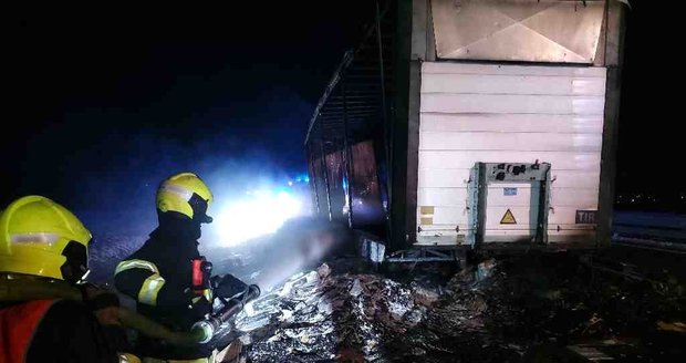 Plameny v pondělí večer zcela zničily návěs kamionu na dálnici D2 u Hustopečí. Na vině byla technická závada.