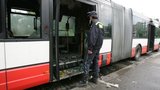 Autobus se srazil se dvěma auty, lehce zranění