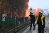 Německý Hamburk zahalil kouř: Hasiči mají pod kontrolou požár skladu. Evakuovali na 140 osob