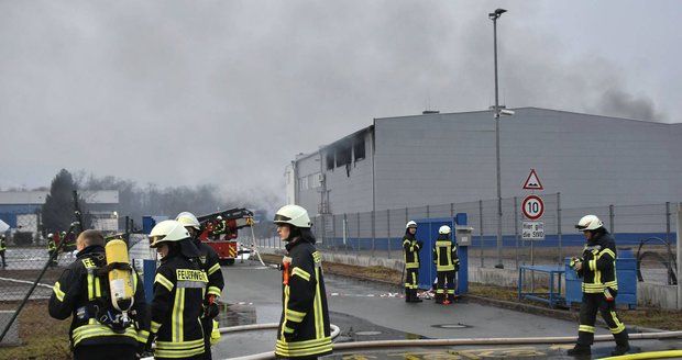 V Německu mohutně hořela chemička: Hasiče ohrožoval výbuch