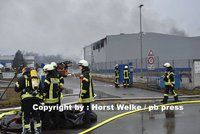 V Německu mohutně hořela chemička: Hasiče ohrožoval výbuch