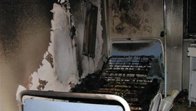 Takhle vypadal pokoj v nemocnici, když hasiči požár uhasili. 