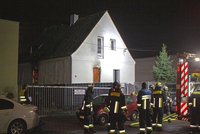 V rodinném domě uhořela matka a čtyři děti! Čtyři dospělí plamenům utekli