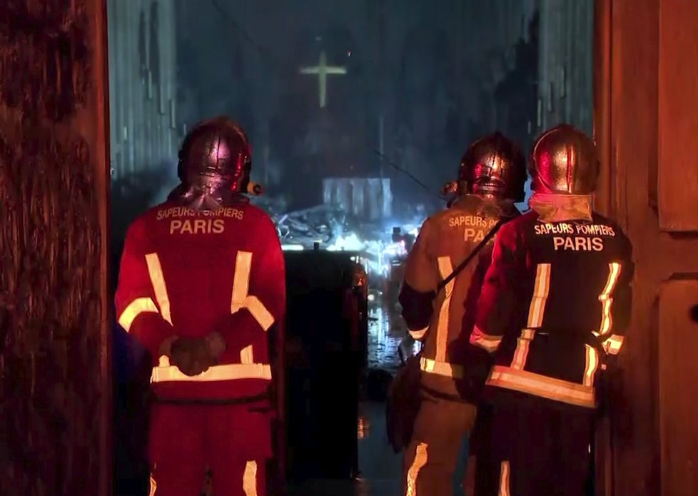 Zásah hasičů u požáru katedrály Notre-Dame