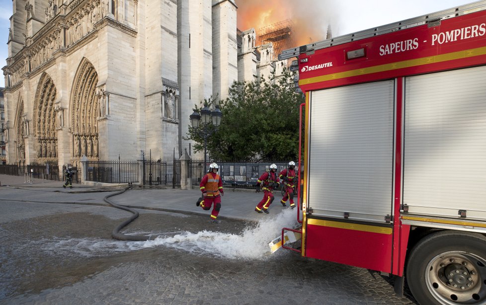 Zásah hasičů u požáru katedrály Notre-Dame