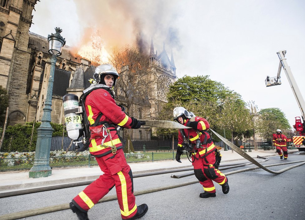 Zásah hasičů u požáru katedrály Notre-Dame