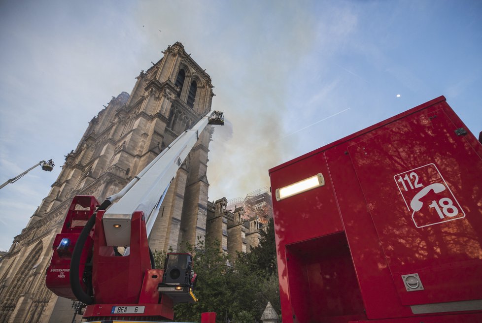 Zásah hasičů u požáru katedrály Notre-Dame