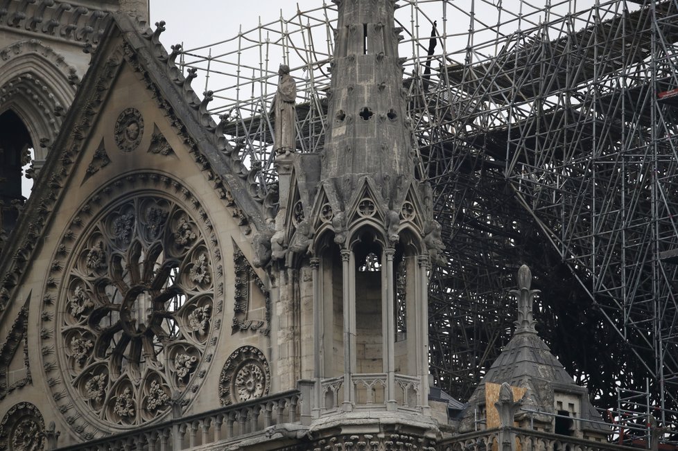 Vyhořelá katedrála Notre-Dame.