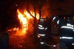 Na Jesenicku hořela chata, uvnitř bylo 30 dětí! Na místě zasahovali tři jednotky hasičů (Ilustrační foto)