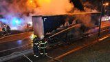 Hořící kamion blokoval dopravu v Novopacké ulici. Při požáru vybuchla propan-butanová lahev