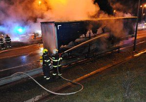 V pátek časně zrána zasahovali pražští hasiči u požáru kamionu. Vybuchla při tom propan-butanová lahev.