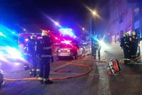 Noční požár zaměstnal hasiče v Nuslích: V bytovém domě začala hořet elektrokoloběžka