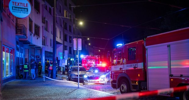 Hasiči zlikvidovali požár v obchodě bytového domu v Nuselské ulici. (13. červenec 2023)