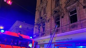 V Nuslích hořel byt v Křesomyslově ulici. Hasiči evakuovali celý dům