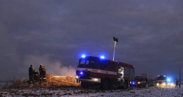 Na Nymbursku hořel vojenský bunkr: Chytil od petardy!