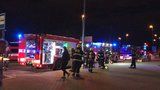 Zásah hasičů ve Strašnicích: V obchodním domě hořelo v novinovém stánku, jedna osoba skončila v nemocnici