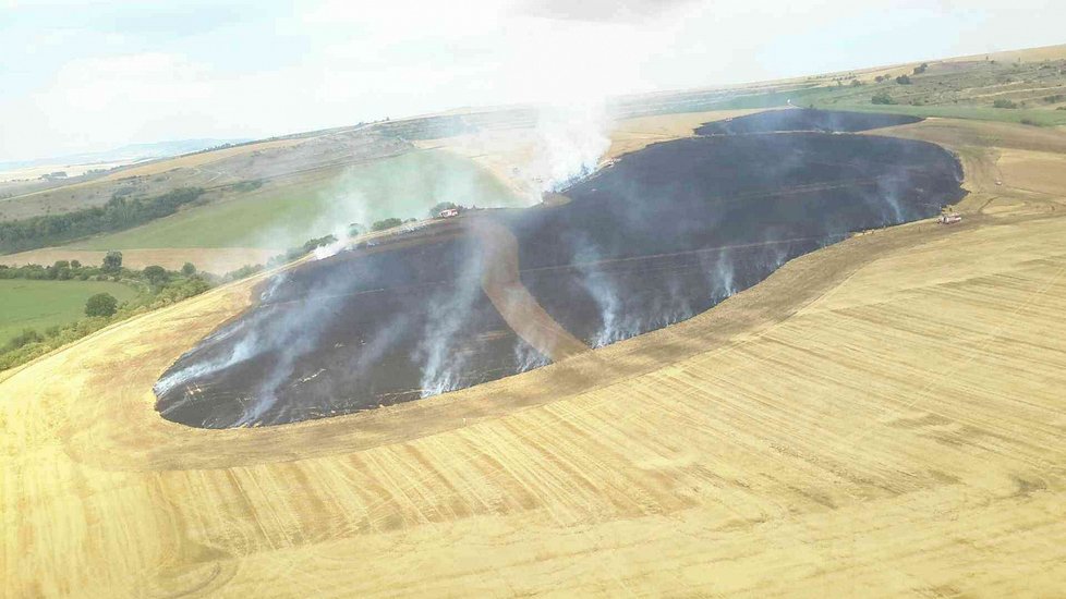 U Dambořic na Hodonínsku zničil požár 13 hektarů obilí a strniště.