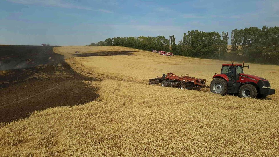 Požár zničil 15 hektarů pšenice u Radějova na Hodonínsku.