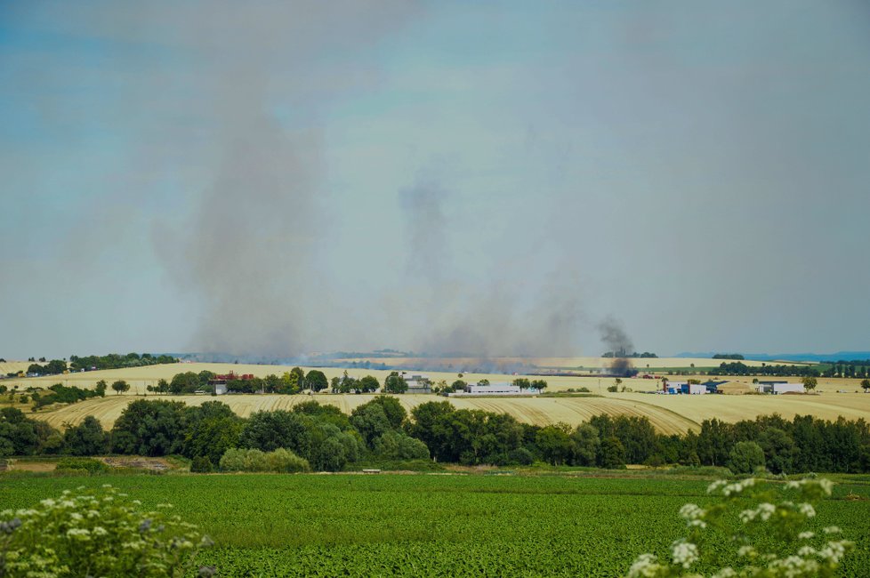 Kombajn a 30 hektarů obilí shořelo u Tvarožné na Brněnsku.