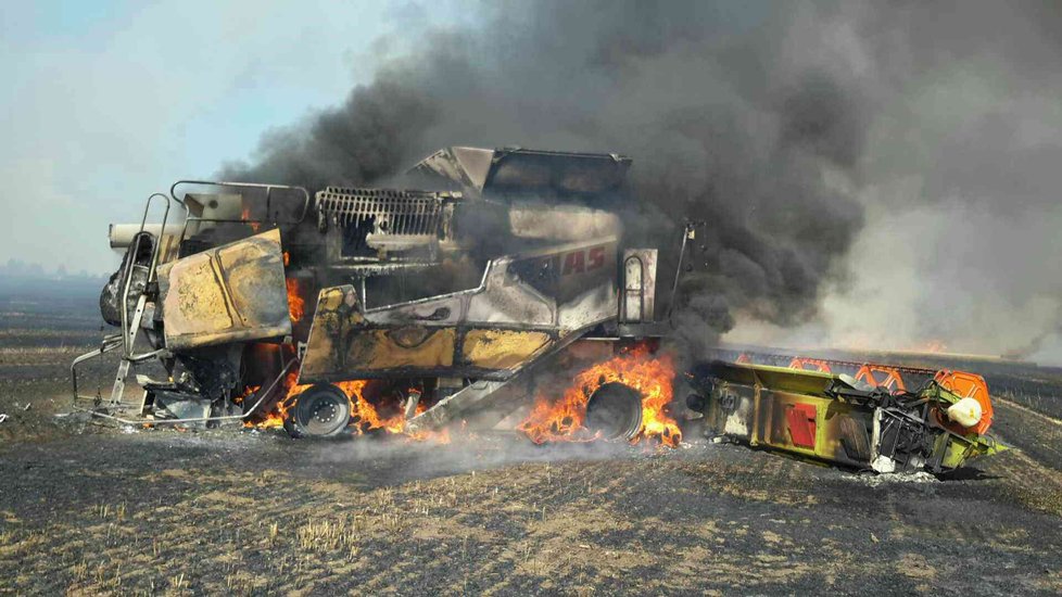 Kombajn a 30 hektarů obilí shořelo u Tvarožné na Brněnsku.