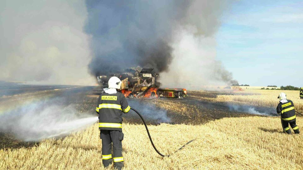 Kombajn a 30 hektarů obilí shořelo u Tvarožné na Brněnsku.