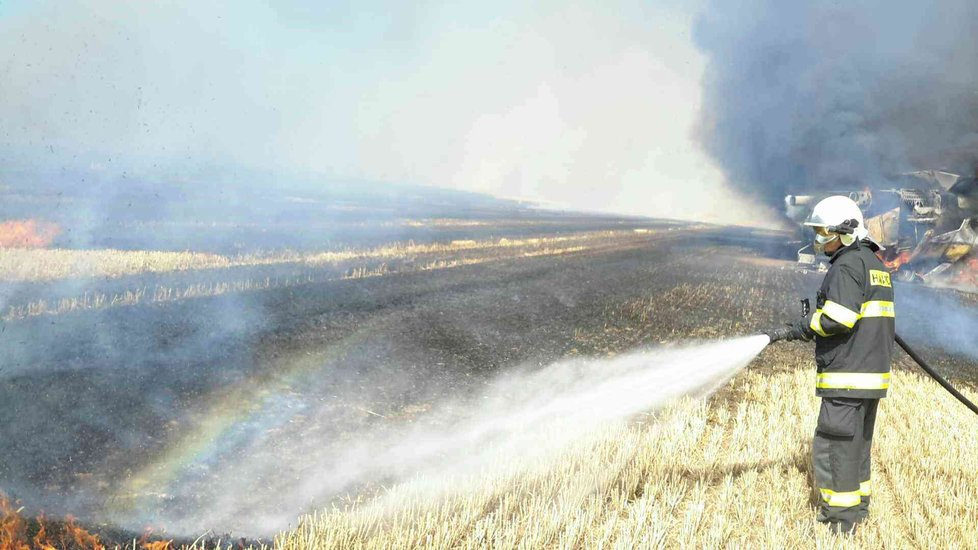 Kombajn a 30 hektarů obilí shořelo u Tvarožné na Brněnsku.