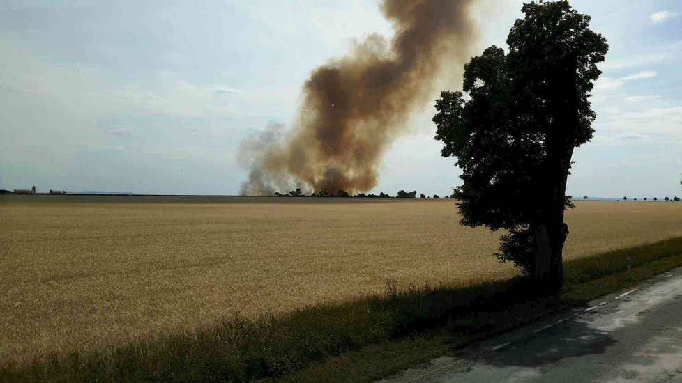 Kombajn a 30 hektarů obilí shořelo u Tvarožné na Brněnsku.