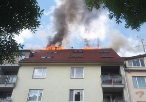 Požár střechy obytného domu dnes likvidovali hasiči v Brně. Na střeše vznikla škoda 3 miliony korun, dalších 10 ale hasiči včasným příjezdem zachránili.