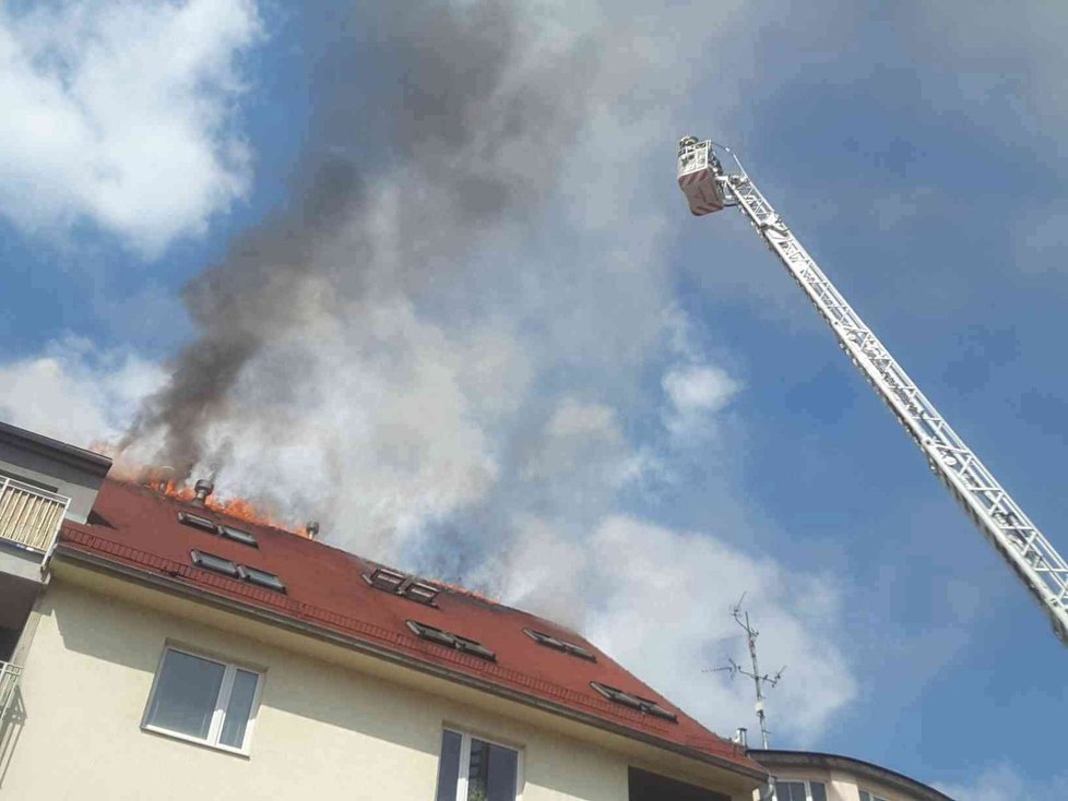 Požár střechy obytného domu dnes likvidovali hasiči v Brně. Na střeše vznikla škoda 3 miliony korun, dalších 10 ale hasiči včasným příjezdem zachránili.