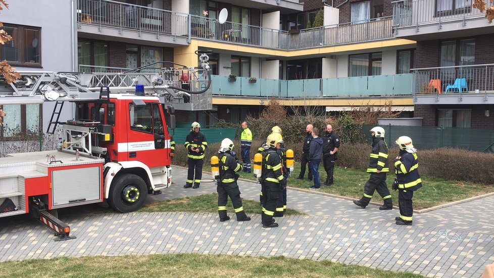 Hasiči o Velikonočním pondělí zasahovali u požáru bytu v pražských Stodůlkách.