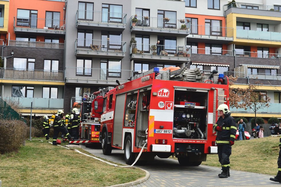 Hasiči o Velikonočním pondělí zasahovali u požáru bytu v pražských Stodůlkách.