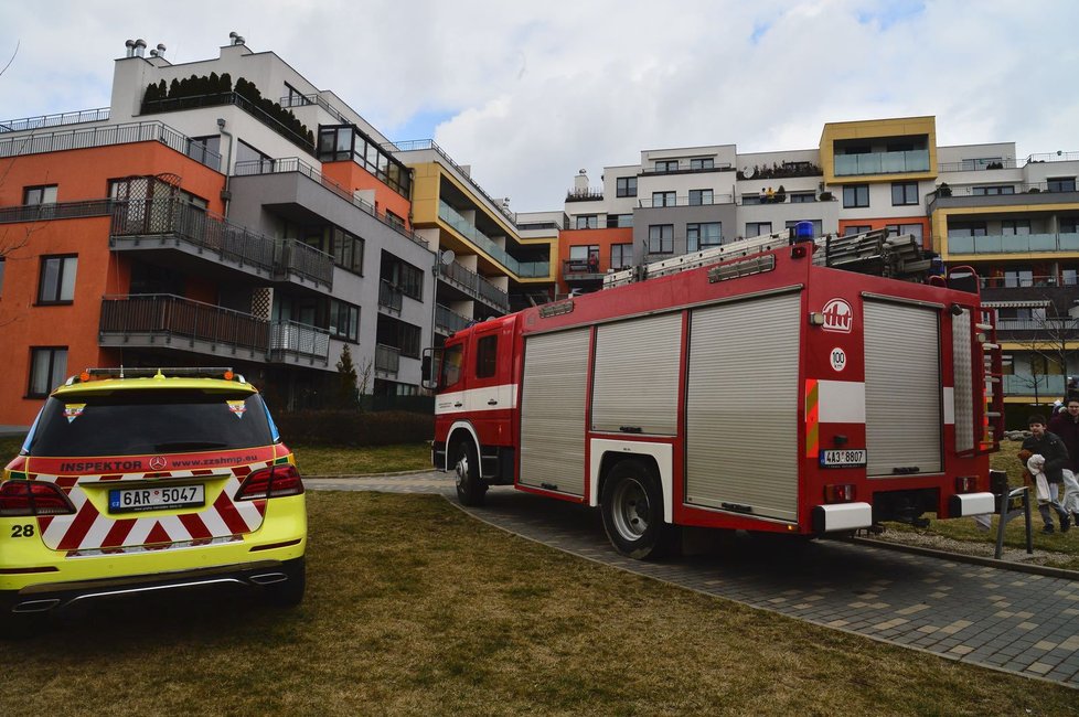 Hasiči o Velikonočním pondělí zasahovali u požáru bytu v pražských Stodůlkách.