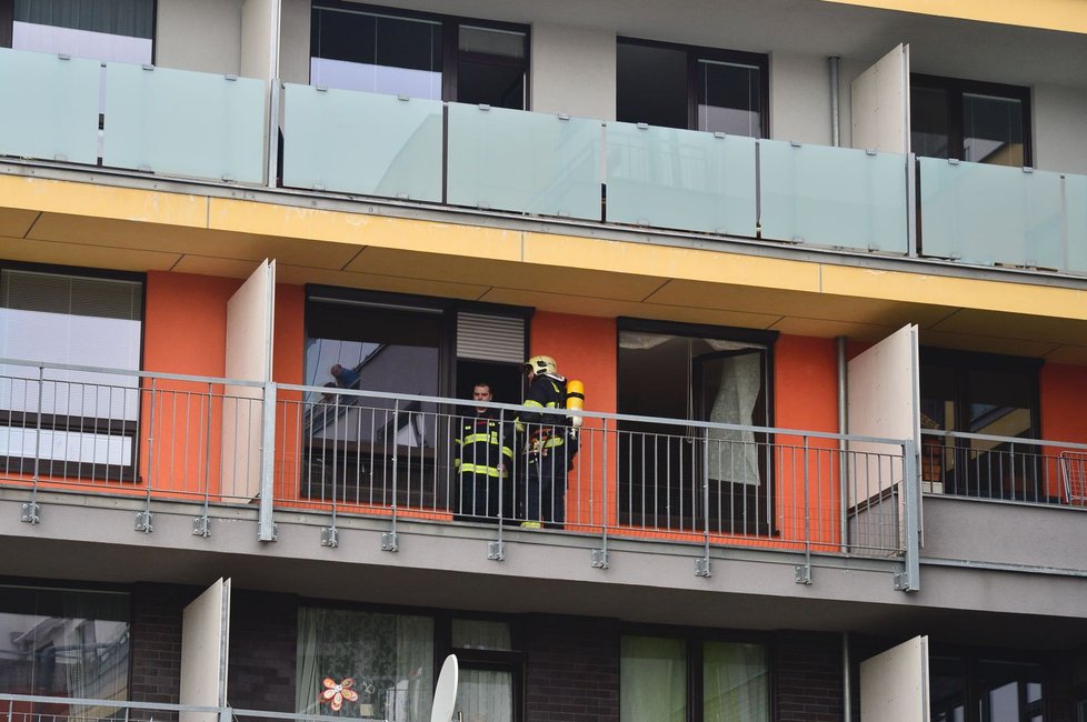 Hasiči o Velikonočním pondělí zasahovali u požáru bytu v pražských Stodůlkách.