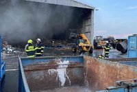 V Hradci Králové hořela hala s odpadem: S plameny bojovalo 13 jednotek hasičů!